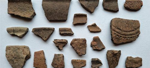 Auswahl typischer Keramik der Urnenfelder-/Hallstattzeit vom Achatzberg. Foto Steffan