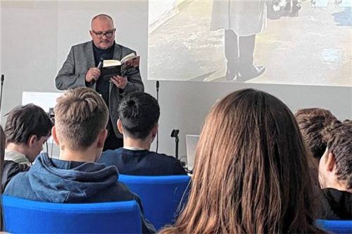 Autor Tim Pröse während seiner Lesung. Foto Stadtbücherei