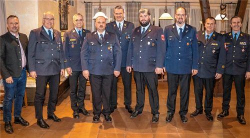 Bei den Ehrungen: (von links) Bürgermeister Max Singer mit Christian Dupier, Josef Kirner, Florian Sitz, Hubert Hauke, Korbinian Zehetmair, Johannes Roth, Max Goldbrunner und Richard Schrank. Foto Kriechbaumer