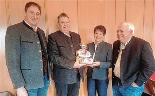 Bei den Nachwahlen des VdK-Ortsverbandes Übersee wurden (von links) der Bürgermeister der Gemeinde, Herbert Strauch, zum Vorsitzenden und der vorherige Vorsitzende Robert Leitner zum Ehrenvorsitzenden ernannt. Gratulationen kamen von der Stellvertreterin Uschi Geiger sowie dem Kreisvorsitzenden Franz Heuberger. Foto Giesen