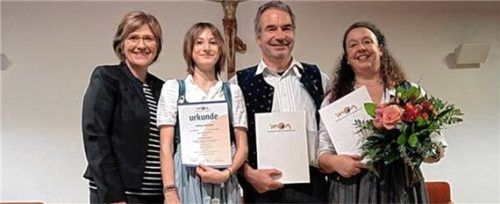 Bei der Auszeichnung: (von links) Zweite Bürgermeisterin der Gemeinde Riedering und stellvertretende Landrätin Marianne Loferer, Marlene Brunner, Erste und Zweite Vorsitzende des Musikfördervereins Söllhuben, Thomas und Annette Grüber. Foto  Brunner