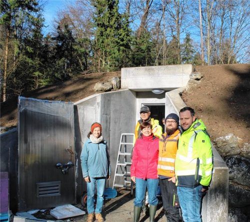 Bei der Besichtigung der Brunnenstube: (von links) Lena Fluck vom Ingenieurbüro IGWU Markt Schwaben, Martin Kleinle vom Bauamt des Marktes Haag, Bürgermeisterin Sissi Schätz, Wassermeister Felix Fuchs und Bauleiter Johannes Schweiger. Foto Markt Haag