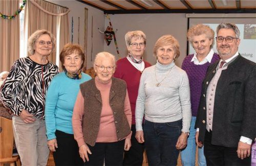 Bei der Bürgerversammlung für Senioren im Pfarrheim Flintsbach präsentiert sich der Helferkreis für Seniorenarbeit mit Inge Muntzinger, Sabine Resch, Hanni Karrer, Seniorenbeauftragter Monika Jakobi, Pfarrgemeinderätin Elisabeth Weiß, Orga-Leiterin Sophie Huber und Bürgermeister Stefan Lederwascher.Foto WEISS