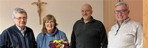 Bei der Danksagung: Helmut und Christiane Kretschko (von links) mit dem Bürgermeister der Gemeinde Mettenheim, Josef Eisner, und dem Geschäftsleiter der Gemeinde, Markus Krause. Foto re
