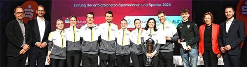 Bei der Ehrung der Sportler des Jahres: Thomas Bauer (Vorsitzender des SfL), Oberbürgermeister Andreas März, die Showformation des Rock’n’Roll Clubs Rosenheim (Mannschaft des Jahres), Maximilian Ortmeier (Sportler des Jahres), Dritte Bürgermeisterin Gabriele Leicht und Zweiter Bürgermeister Daniel Artmann (von links).Foto Franz Ruprecht