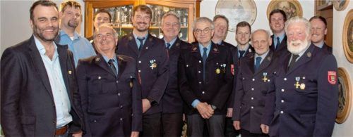 Bei der Ehrung langjähriger Mitglieder: (von links) Bürgermeister Alois Loferer, Christoph Ranner, Kommandant Alexander Grossmann, Erich Wieser, Florian Bortenlänger, Rupert Rotter, Georg Mitterer, Georg Kappelsberger, Zweiter Kommandant Maximilian Korten, Rupert Kriechbaum, Vorsitzender Josef Linner, Johann Mittermeier und Zweiter Vorsitzender Felix Blank.Foto  re