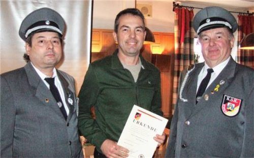 Bei der Ehrung: (von links) Bernhard Gründl, der Geehrte Josef Reiter und Lorenz Heistinger. Foto  Gillitz