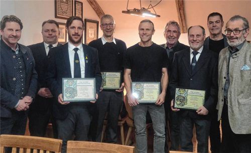 Bei der Ehrung: (von links) Bürgermeister Josef Grunder, KSK-Vorsitzender Anton Gatterhuber, Christoph Bichlmaier, Thomas Nicklbauer, Andreas Bichlmaier, Kreisvorsitzender Georg Huber, Felix Steinberger, Franz Stettner und Dritter Landrat Richard Fischer.Foto Stettner