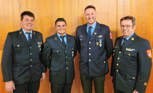 Bei der Ehrung: (von links) Martin Lechner, Florian Stecher und Christian Schneider mit Kreisbrandmeister Michael Mayer. Foto reinthaler