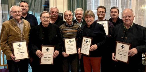 Bei der Ehrung: (von links, vordere Reihe) Josef Willkommer, Günther Dörfler, Andreas Scheibenzuber, Andreas Daxer, Wolfgang Dreher; hintere Reihe: (von links) Vorsitzender Alexander Holewa, Raimund Ratzka, Pius Graf (Vorsitzender IG Rosenheim), Georg Stahlbauer und Zweiter Vorsitzender Manfred Stahlbauer.Foto  re
