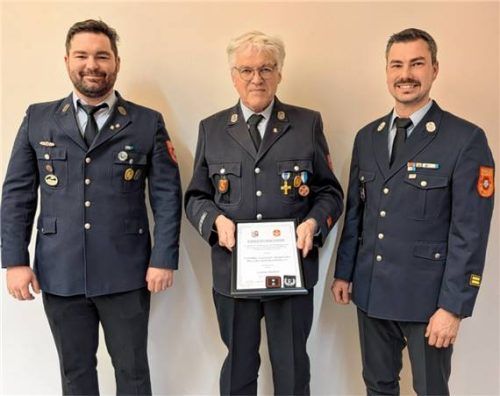 Bei der Ehrung: (von links) Vorsitzender Maximilian Steinhart, neuer Ehrenvorsitzender Ludwig Manhart und Zweiter Vorsitzender Johannes Schneidhofer. Foto FEuerwehr Aisingerwies-oBERWÖHR