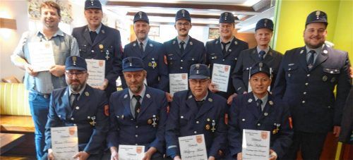 Bei der Ehrung: (vorne von links) Thomas Breimeier, Hans Lackerschmid, Wolfgang Meier, Stefan Hofmann, Sepp Lackerschmid junior sowie (hinten von links) Daniel Praßberger, Andreas Huber, Hans Hofmann junior, Marinus Feichtlbauer,Tobias Feichtlbauer und Christian Kern. Foto Adersberger