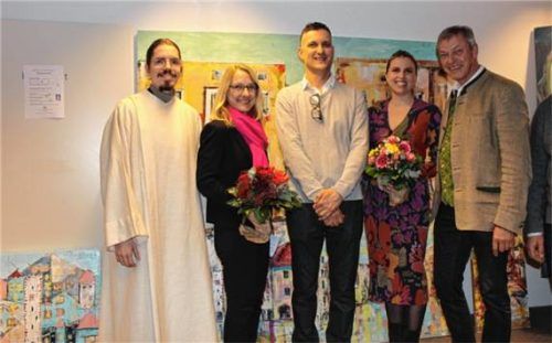 Bei der Einweihung der Kunstgalerie und der Malschule: (von links) Pastoralassistent Tobias Mandl, Kulturreferentin Claudia Hungerhuber, Goran und Marijana Markovina und Stadtrat Gottfried Kiermeier. Foto huckemeyer