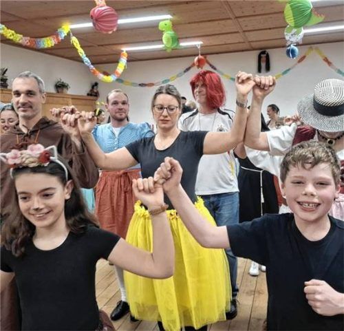 Bei der Faschingsgaudi des Trachtenvereins verband der gemeinsame Spaß die Generationen.Foto re