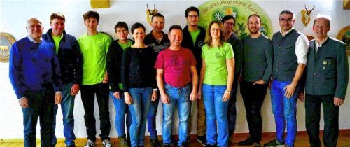 Bei der Hauptversammlung: (von links) Bürgermeister Thomas Stark, Konrad Glasl, Julian Rappolder, Kathrin Wurmannstetter, Lisa Schefthaler, Markus Boschner, Georg Bräustetter, Andreas Rappolder, Christine Keilhacker, Markus Ebersberger, Alex Mück, Christian Stoiber und Alois Kainz. Foto richterstetter