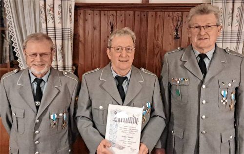 Bei der Jahresversammlung: (von links) Michael Moosner, Jubilar Gerhard Moosner und Vorsitzender Josef Gebler. Foto Angermeier