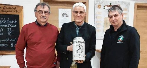 Bei der Pokalübergabe an die Sieger: (von links) Wettkampfleiter Alois Petermeier, Pokalstifter Georg Ametsbichler und Schützenmeister Georg Müller.Foto  re
