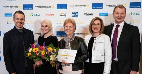Bei der Preisverleihung: (von links) Laudator Marc Dumitru, Regina Hornig, Jennifer Steinhuber-Hinterstoisser und Tina und Ulrich Betzold von der Arnulf Betzold GmbH. Foto re