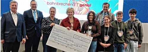 Bei der Preisverleihung: (von links) Staatsminister Christian Bernreiter, Andreas Wimmer, Klassenleiterin Barbara Golla, Rektorin Maria Albert, Konrektor Martin Stümpfl (hinten) sowie die Schüler Zeljka Leko, Marie Buchner, Dominik Meidert und Felix Baltes. Foto re