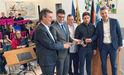 Bei der Schlüsselübergabe (von links): Kommissarischer Schulleiter Philipp Wölfl, Landrat Max Heimerl, Bauleiter Tassilo Gerl, Projektleiter und Architekt Michael Mayer und der designierte Schulleiter Markus Höß.Foto Landratsamt Mühldorf