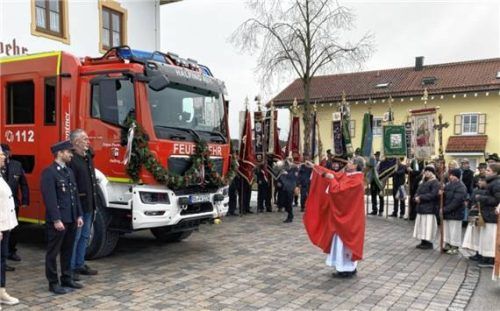 Bei der Segnung des neuen Fahrzeugs. Foto Böck