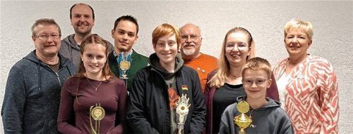 Bei der Siegerehrung: (von links hinten) Manfred Ehlert, Markus Maier, Korbinian Bachmann, Ludwig Plinninger, Sophie Heiß, Monika Heiß sowie (von links vorne) Anna Lena Biberger, Elias Weiß und Fabian Biberger. Foto Privat