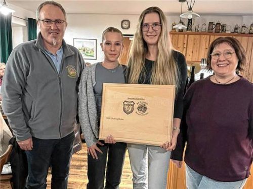 Bei der Siegerehrung: (von links) Thomas Söll und Carla Hargasser aus Salmanskirchen sowie Bianca Werner und Karin Limmer aus Seifriedswörth. Foto re