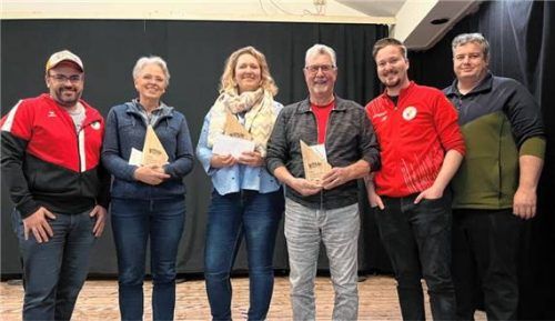 Bei der Siegerehrung: (von links) Volker Rechberger (Turnierleitung), Sybille Werndl (zweiter. Platz), Johanna Maier (erster Platz), Heinrich Heubl dritter Platz), Joseph Fenzl (Turnierorganisation) und Uwe Kueres (Spielaufsicht).Foto  kIRN