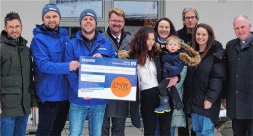 Bei der Spendenübergabe: (von links) Anton Wendl, Adem Temal, Maximilian Greilmeier, Bürgermeister Roland Kamhuber, vom Förderverein Katharina Reiter mit Sohn Matteo, Kindergartenleiterin Mariola Kusch, Verwaltungsleiter Ulrich Wunder, stellvertretende Krippenleiterin Sophie Maier und Pfarrer Thomas Barenth. Foto Sutherland