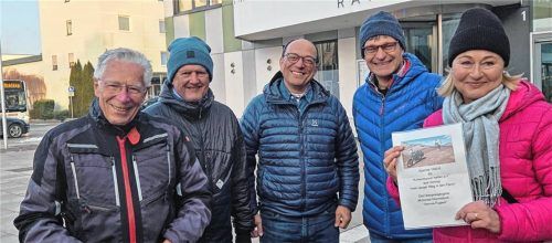 Bei der Spendenübergabe: (von links) Karl Hegele, Peter Markreiter (Bergsteigergilde), Fritz Rosner, Hilmar Franzkewitsch und Gabi Böning (Kolbermoorer helfen). Foto re
