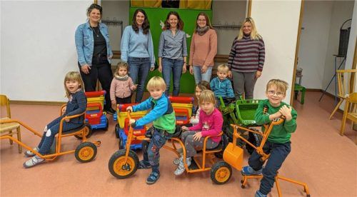 Bei der Übergabe der neuen Fahrzeuge: (von links) Christine Linner und Michaela Guder vom Elternbeirat, Maria Maierbacher, Vorsitzende des Kindergartenfördervereins, Kassier Brigitte Wicke sowie Daniela Suljic, Leiterin der Katholischen Kindertagesstätte Mariä Himmelfahrt Kirchdorf. Foto Wittmann