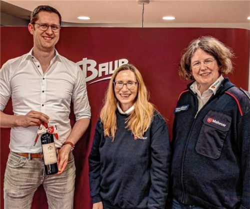 Bei der Übergabe der Spende: (von links) Korbinian Baur, die Ausbildungsleiterin der Malteser, Hannelore Linka, und die Kreisbeauftragte der Malteser, Tanja Limbach.Foto Stettner