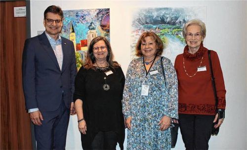 Bei der Vernissage: (von links) Landrat Max Heimerl, Gabriele Röpke, Cornelia Straubhaar-Tiffinger und Maria Zuck. Fotos Huckemeyer
