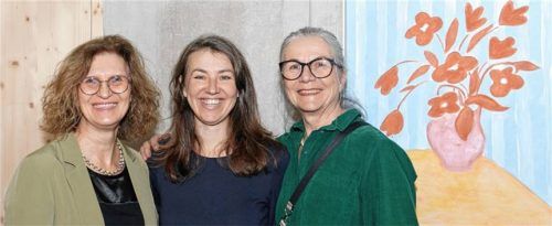 Bei der Vernissage: (von links) Priener Kulturbeauftragte Carina Dingler, Künstlerin Katharina Schmitt, Künstlerin und Kuratorin Christine Bender. Foto re