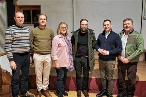 Bei der Vollversammlung: (von links) Michael Bayer (Ordinariat), Michael Auer (Vorsitzender Dekanatsrat Inntal), Michaela Leidel (Vorsitzende Dekanatsrat Chiemsee), Dr. Sascha Ruppert-Karakas, Fabian Orsetti (Dekanstellvertreter) sowie Paul Deutschenbaur (Vertreter der Ehrenamtlichen im Dekanatsteam Rosenheim). Foto re
