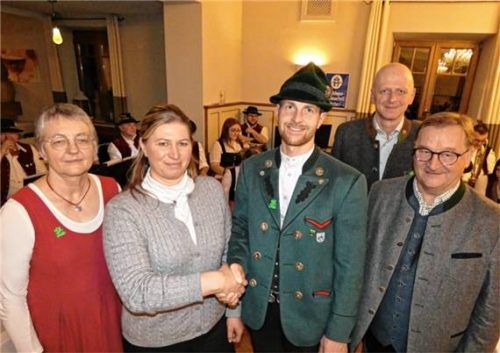 Beim Auftakt-Rittbitten für den Traunsteiner Georgiritt bat der Vorsitzende des St.-Georgs-Vereins Traunstein, Simon Schreiber (Dritter von rechts), um Teilnahme. Deren Sprecherin Christine Schreiber (Zweite von links) versicherte, dass man mit vielen Rössern erscheinen wolle. Mit ihnen freuten sich der Grabenstätter Bürgermeister Gerhard Wirnshofer (rechts), die Gemeindereferentin der Stadtkirche Traunstein, Monika Angerer, und Stadtrat Ernst Haider. Foto Müller