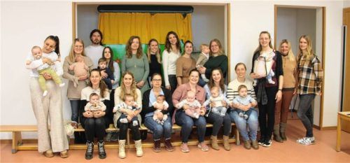 Beim Babytreffen: (hinten, von links) Bürgermeister Christoph Greißl, Tamara Pohl, die Familienbeauftragten Susanne Maier, Lisa Bauer, Veronika Neves de Almeida, Antonia Ostermaier, Katrin Hohenthanner, Kindergartenleiterin Daniela Suljic und Carina Stöckl, Leiterin der Kinderkrippe. Foto Wittmann