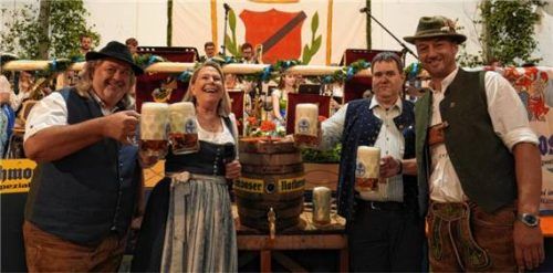 Beim Bieranstich des Jubiläums vom FC Halfing.Foto FC Halfing
