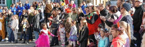 Beim Faschingstreiben 2025 war auf dem historischen Marktplatz allerhand los. Foto Bachmaier