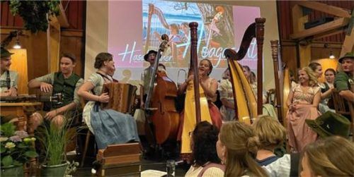 Beim Hoagascht beim Hirzinger ließen die Geschwister Strasser zusammen mit der Wengerboch Musi, den Alpenlandler Musikanten, der Saitenstraßen Musi aus Nußdorf und den Perlseer Dirndln die alpenländische Volksmusik hochleben.