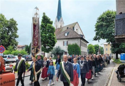 Beim Jubiläums-Festzug durch Eggstätt.Foto Julia Kraus