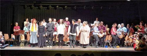 Beim Kinderkonzert des Chiemgauorchesters wurde das Märchen „Frau Holle“ mit Orchester, Kinderchor und Tanzgruppe im König-Ludwig-Saal in Prien aufgeführt. Foto Chiemgau-Orchester