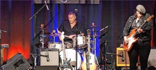 Beim Konzert in Rimsting: (von links) Denis Palatin am Schlagzeug und Laura Chavez an der Gitarre.Foto re