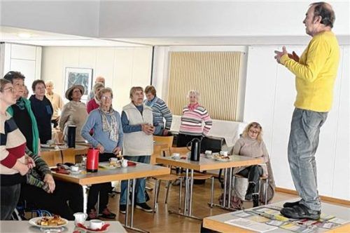Beim Lach- und Humor-Nachmittag der Priener Senioren im katholischen Pfarrheim stieg Referent Hans-Martin Bauer gleich mal auf den Tisch.Foto Hötzelsperger
