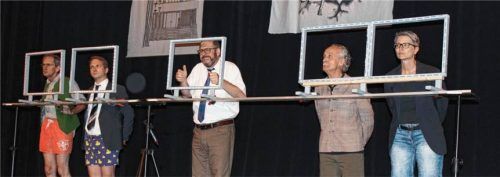 Beim letzten Programm noch Thema, jetzt hat Waldkraiburg eins bekommen: Der Saftladen mit einer Szene zum diskutierten Forschungszentrum. Foto Huckemeyer