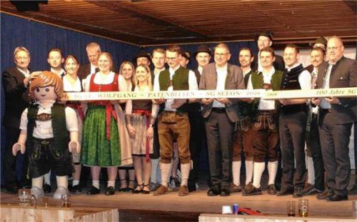 Beim Patenbitten im Gasthaus „Alter Wirt“ in Seeon haben sich die St. Wolfganger Schützen die Seeoner Schützengesellschaft als Paten für ihr 100-jähriges Gründungsfest gesichert. Foto re