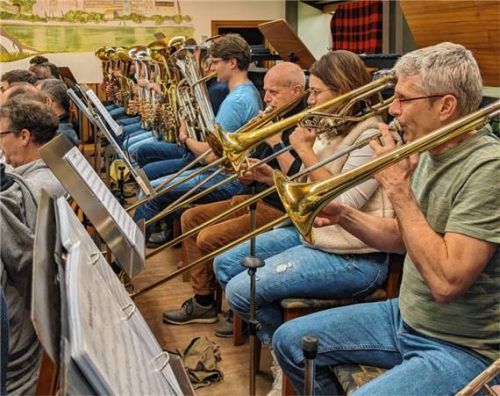 Beim Probenabend des Erwachsenenorchesters der Stadtkapelle Wasserburg arbeitete Herbert Hornig mit den Musikern an der Interpretation mährischer, böhmischer und bayerischer Blasmusik und vermittelte praktische Hinweise für Klang und Ausdruck.Foto Burlefinger