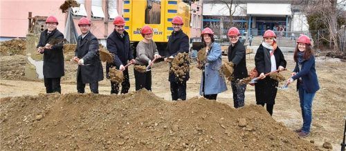 Beim Spatenstich in Pang: (von links) Sozialdezernent Christian Salberg, Markus Pletschacher, Amtsleiter Zentrales Gebäudemanagement der Stadt, Sebastian Fink, Leiter des Schul- und Sportamts, Miriam Lakowski, Rektorin der Grundschule Pang, Rosenheims Oberbürgermeister Andreas März, Sabine Hilger, Amtsleitung für frühkindliche Bildung, Erziehung und Betreuung, und die Vertreter des Architekturbüros WSB, Josef Schweinsteiger und Renata Petrovic, sowie Kathrin Tokar, Konrektorin. Foto Schlecker
