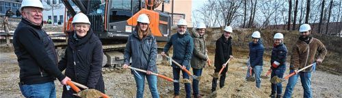 Beim Spatenstich: (von links) Zweiter Bürgermeister Wolfgang Rechenauer, Dritte Bürgermeisterin Monika Marx, Merli Hennig (Bau- und Umweltconsulting Rosenheim), Bürgermeister Olaf Kalsperger, Thomas Bauer (Architekturbüro Knab München), Schulleiter Rektor Markus Beham, Architekt Simon Bauer (Planungsgruppe Strasser), Kerstin Müller-Schwach (BSW Planungsgesellschaft ) und Martin Stiriz (BEGS Architekten).Foto .Ruprecht