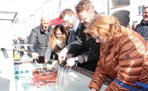 Beim traditionellen Geldbeutelwaschen: (von links) Prinz Markus, Prinzessin Geli, Kämmerer Fabian Zierhofer, Bürgermeister Michael Hetzl und seine Stellvertreterin Christa Schmidbauer. Foto  Huckemeyer